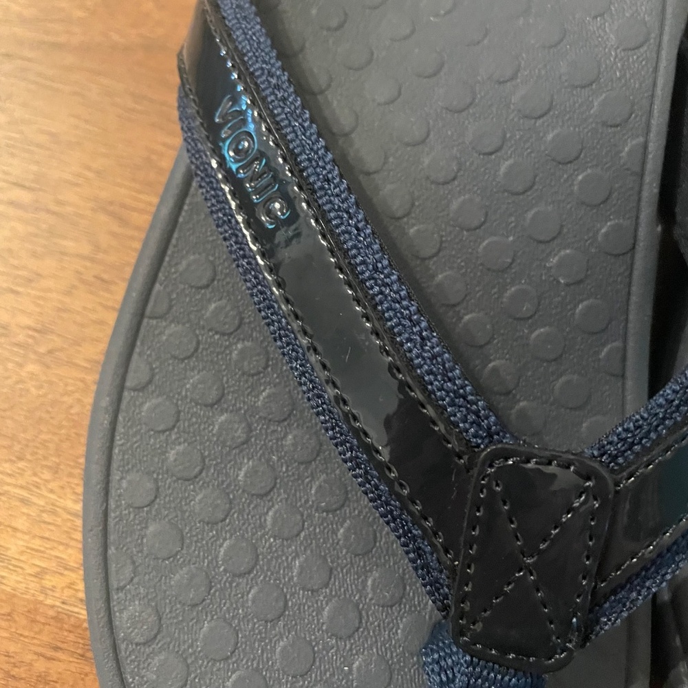 Vionic Navy Flip Flops Size 7 - Picture 2 of 6